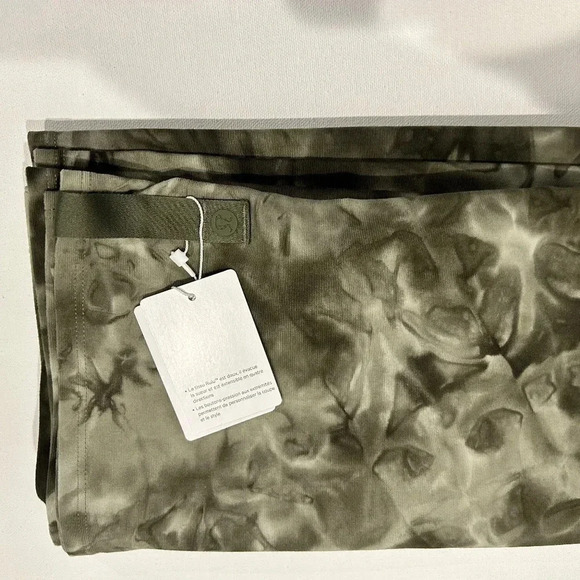 New Lululemon Customizable Snap Scarf - Picture 7 of 14